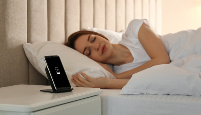 Posso dormir com o celular carregando? 